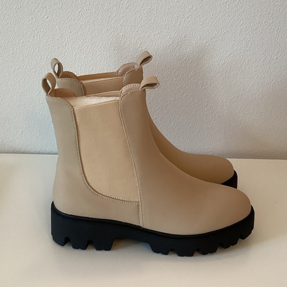 Journee Collection Elegant Tan Ankle Boots with Black Soles - Picture 4 of 5